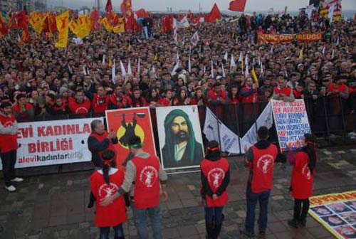 İzmir'de Alevilerin dev gövde gösterisi