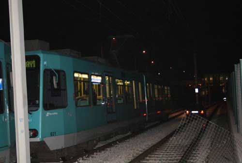 Kadın sürücü metro hattına uçtu / GALERİ