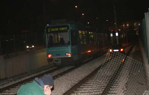 Kadın sürücü metro hattına uçtu / GALERİ