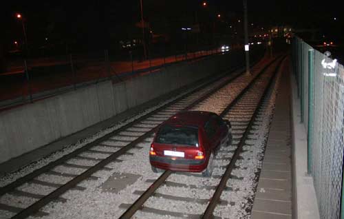 Kadın sürücü metro hattına uçtu / GALERİ