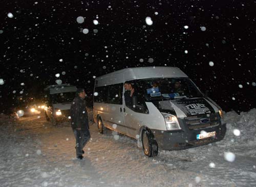 Karda mahsur kalan 150 kişi kurtarıldı!