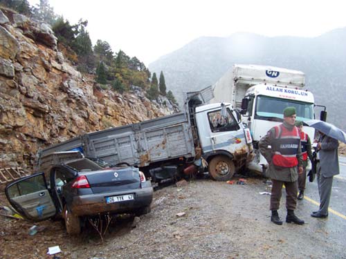 Kazadan yaralı kurtuldu başka bir araç çarptı Kazadan yaralı kurtuldu başka bir araç çarptı