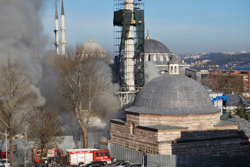 Kılıç Ali Paşa Camii alev alev yandı