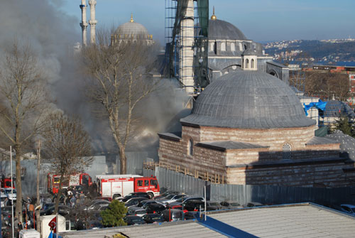 Kılıç Ali Paşa Camii alev alev yanıyor