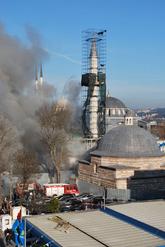 Kılıç Ali Paşa Camii alev alev yanıyor