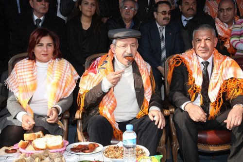 Kılıçdaroğlu deve güreşlerini izledi / GALERİ Kılıçdaroğlu deve güreşlerini izledi / GALERİ
