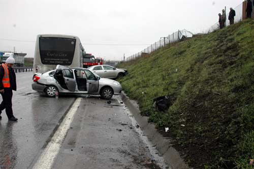 Kocaeli'de 13 araç birbirne girdi: 1 ölü, 10 yaralı Kocaeli'de 13 araç birbirne girdi: 1 ölü, 10 yaralı