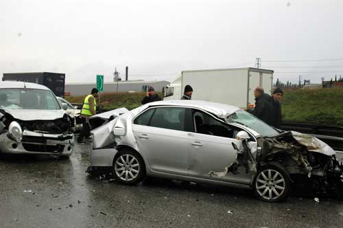 Kocaeli'de 13 araç birbirne girdi: 1 ölü, 10 yaralı