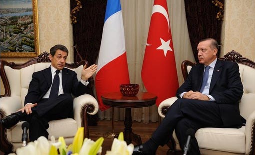 Kompleksli Sarkozy öyle bir oturdu ki! Kompleksli Sarkozy öyle bir oturdu ki!