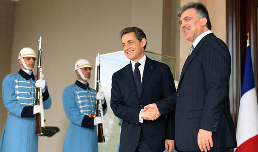 Kompleksli Sarkozy öyle bir oturdu ki! Kompleksli Sarkozy öyle bir oturdu ki!