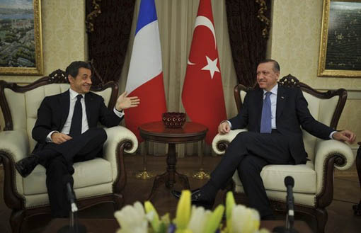 Kompleksli Sarkozy öyle bir oturdu ki!