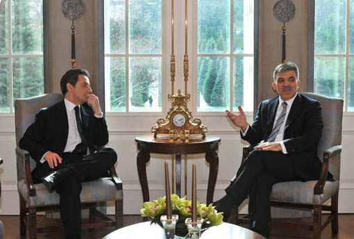 Kompleksli Sarkozy öyle bir oturdu ki! Kompleksli Sarkozy öyle bir oturdu ki!