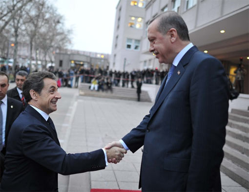 Kompleksli Sarkozy öyle bir oturdu ki!