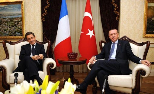 Kompleksli Sarkozy öyle bir oturdu ki! Kompleksli Sarkozy öyle bir oturdu ki!