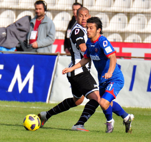 Manisapor, Karabükspor'u 4 golle geçti Manisapor, Karabükspor'u 4 golle geçti