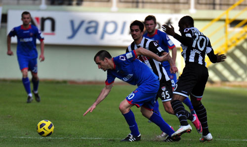 Manisapor, Karabükspor'u 4 golle geçti Manisapor, Karabükspor'u 4 golle geçti