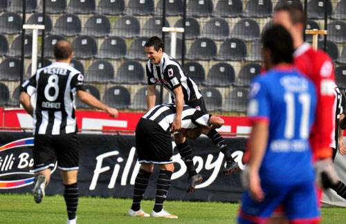 Manisapor, Karabükspor'u 4 golle geçti Manisapor, Karabükspor'u 4 golle geçti