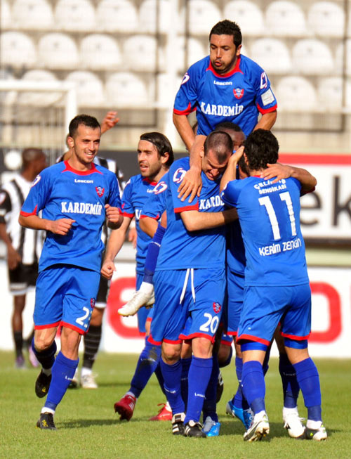 Manisapor, Karabükspor'u 4 golle geçti Manisapor, Karabükspor'u 4 golle geçti