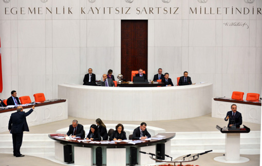 Meclis'te vekiller yumruklaştı Meclis'te vekiller yumruklaştı