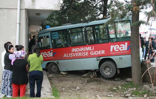 Minibüs  evin bahçesine girdi: 7 yaralı GALERİ