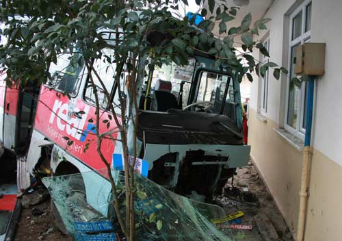 Minibüs  evin bahçesine girdi: 7 yaralı GALERİ
