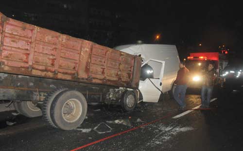 Minibüs kamyonun altına girdi: 4 yaralı / GALERİ Minibüs kamyonun altına girdi: 4 yaralı / GALERİ