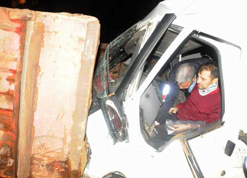 Minibüs kamyonun altına girdi: 4 yaralı / GALERİ Minibüs kamyonun altına girdi: 4 yaralı / GALERİ