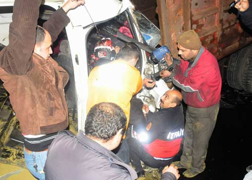 Minibüs kamyonun altına girdi: 4 yaralı / GALERİ