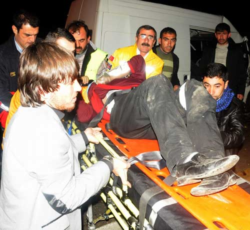 Minibüs kamyonun altına girdi: 4 yaralı / GALERİ Minibüs kamyonun altına girdi: 4 yaralı / GALERİ