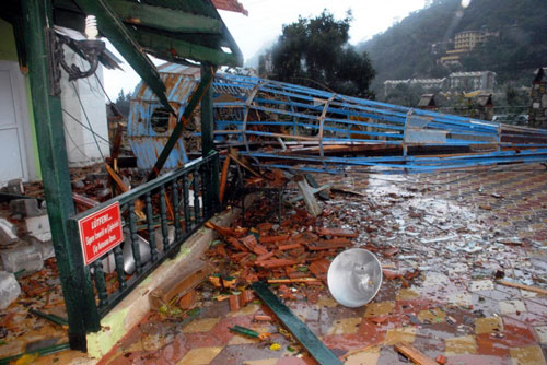 Muğla'da fırtına minareyi yıktı /