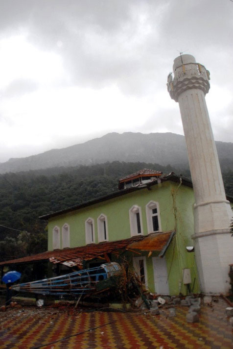 Muğla'da fırtına minareyi yıktı /