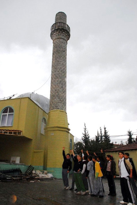 Muğla'da fırtına minareyi yıktı /