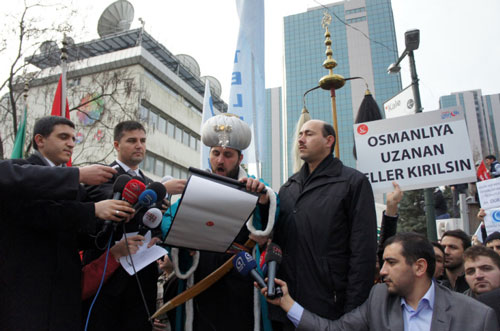 Muhteşem Yüzyıl'ın afişlerini yırtıp yumurta attılar Muhteşem Yüzyıl'ın afişlerini yırtıp yumurta attılar