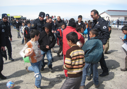 Nevruz'da, polisle çocuklar top oynadı