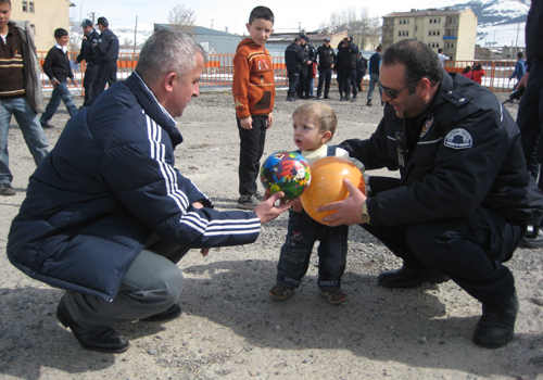 Newruz'da, polisle çocuklar top oynadı