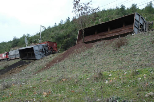 Osmaniye'de yük treni raydan çıktı