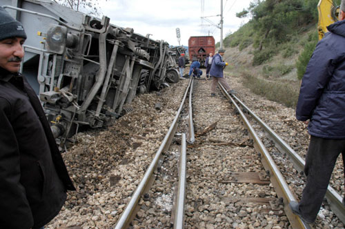 Osmaniye'de yük treni raydan çıktı