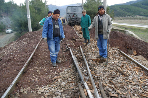 Osmaniye'de yük treni raydan çıktı