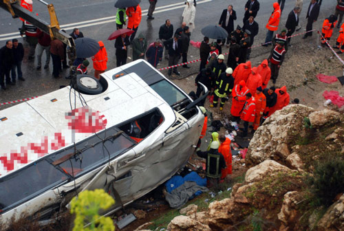 Otobüs Antalya yolunda devrildi: 5 ölü