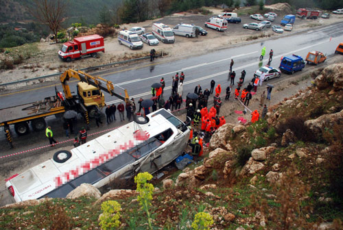 Otobüs Antalya yolunda devrildi: 5 ölü