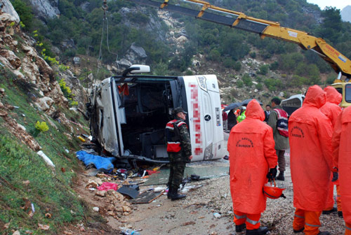 Otobüs Antalya yolunda devrildi: 5 ölü Otobüs Antalya yolunda devrildi: 5 ölü
