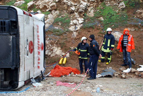 Otobüs Antalya yolunda devrildi: 5 ölü