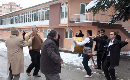 Rektör istifa edince öğrenciler göbek attı