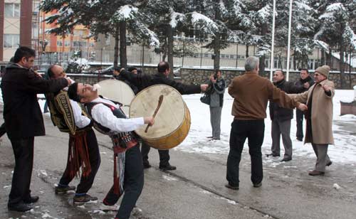 Rektör istifa edince öğrenciler göbek attı