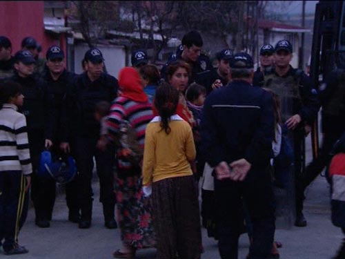 Romanlar uyurken polis mahalleyi sardı VİDEO Romanlar uyurken polis mahalleyi sardı VİDEO