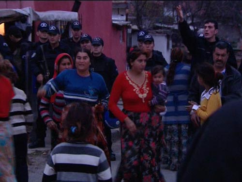 Romanlar uyurken polis mahalleyi sardı VİDEO Romanlar uyurken polis mahalleyi sardı VİDEO