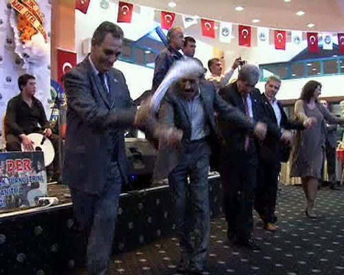 Sarıkamış şehitlerini halayla andılar Sarıkamış şehitlerini halayla andılar