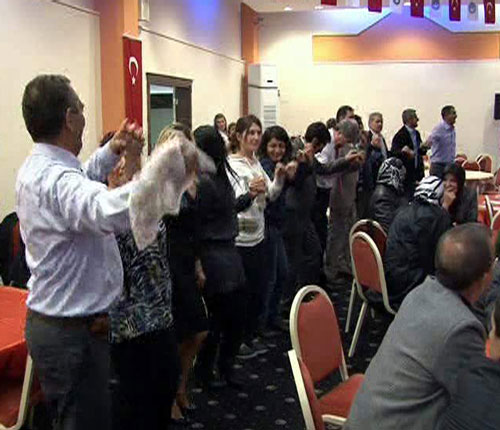 Sarıkamış şehitlerini halayla andılar Sarıkamış şehitlerini halayla andılar