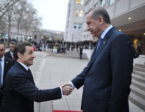 Sarkozy'nin  oturuşu ne anlama geliyor?