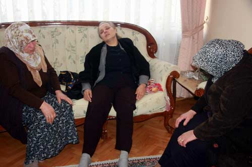Şehit annesi cenazenin arkasından koştu Şehit annesi cenazenin arkasından koştu